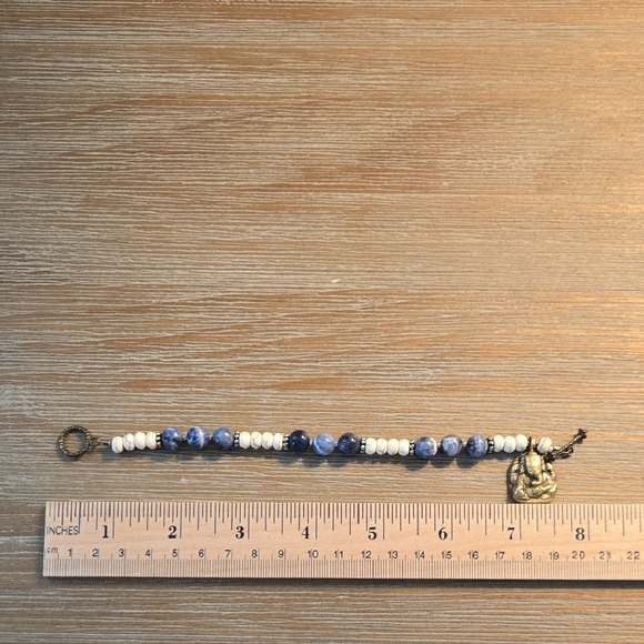 Pretty Beaded Bracelet In Blue and White - Picture 1 of 6